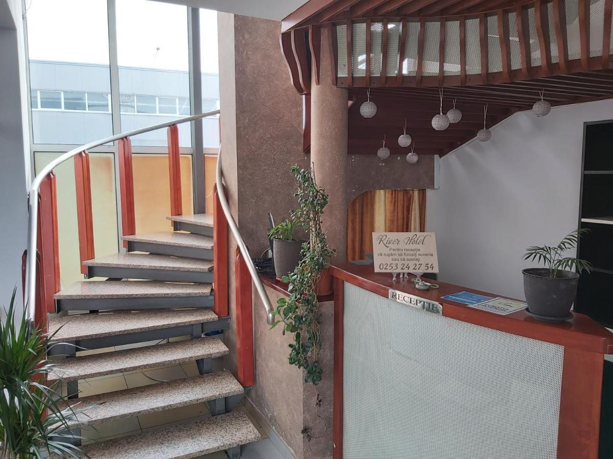 Hotel River Тыргу-Жиу Экстерьер фото